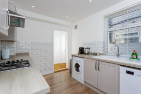 Oliverball Serviced Apartments - Beatrice House - Modern 3 bedroom house in Portsmouth